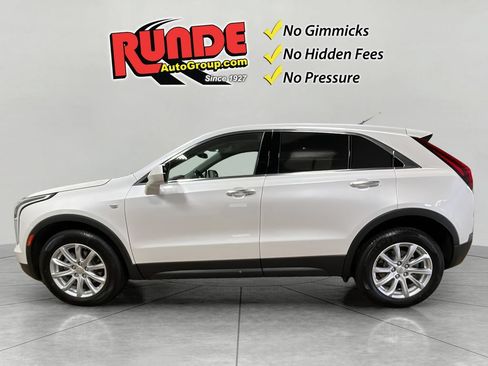 Used 2022 Cadillac XT4 Luxury w/ Trailering Package AWD/4WD image 3