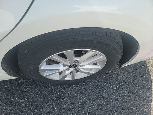 Used 2025 Toyota Camry LE image 3