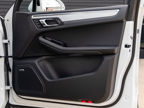 Certified 2026 Porsche Macan AWD/4WD image 41
