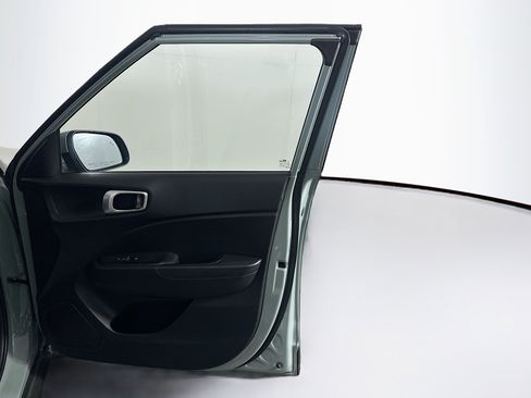 Used 2025 Hyundai Venue SEL FWD image 32