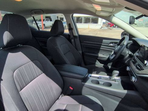 Used 2025 Nissan Altima 2.5 SV FWD image 30
