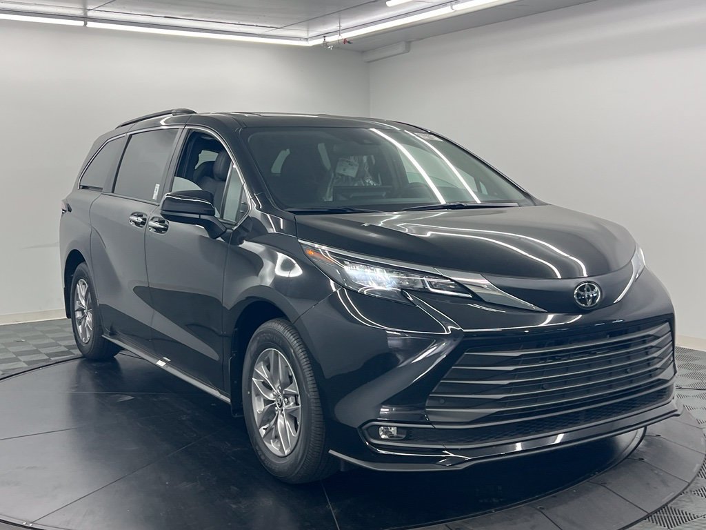 Used 2026 Toyota Sienna XLE FWD image 3