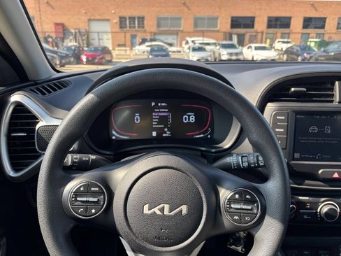 Used 2025 Kia Soul LX w/ LX Technology Package FWD image 32