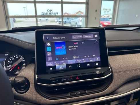 Used 2023 Jeep Compass Latitude AWD/4WD image 14