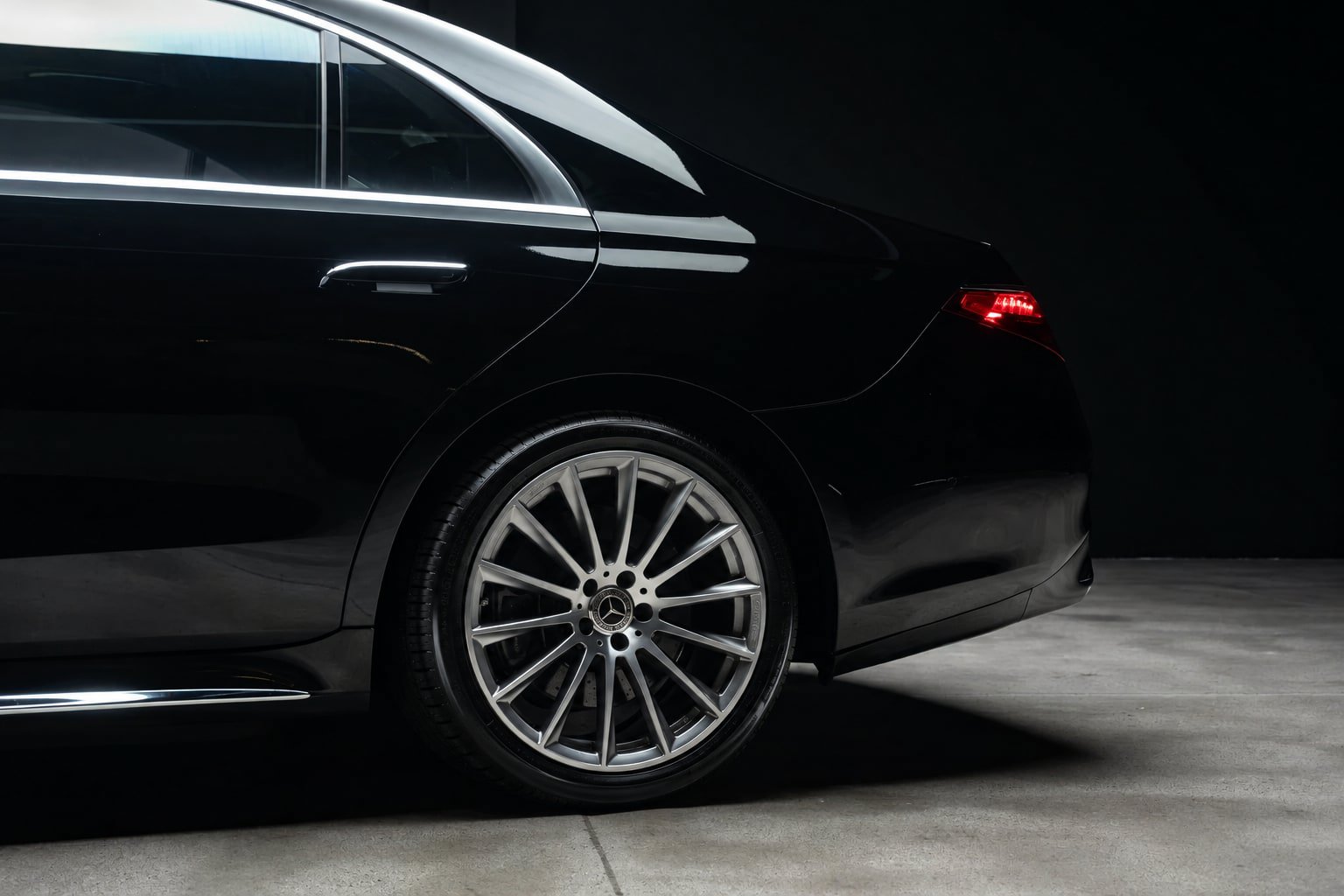 Used 2022 Mercedes-Benz S 500 4MATIC w/ AMG Line Package image 17