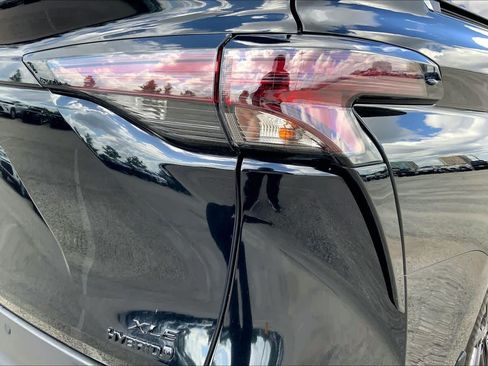 Used 2024 Toyota Sienna XLE Woodland Edition AWD/4WD image 30
