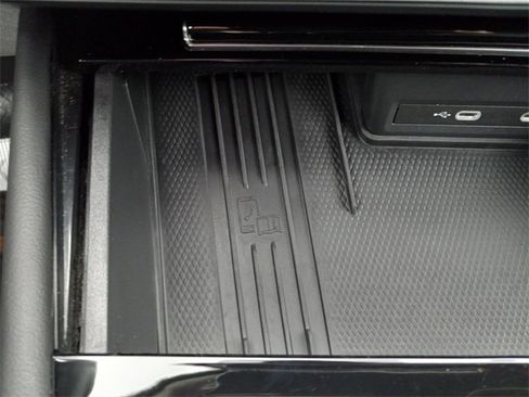 Used 2025 Volkswagen Atlas SE image 25