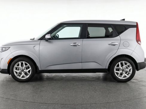 Used 2025 Kia Soul LX w/ LX Technology Package FWD image 5