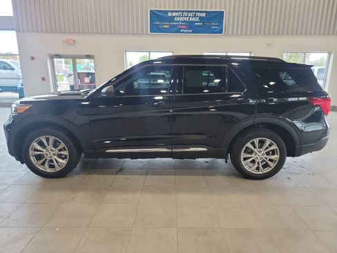 Used 2023 Ford Explorer XLT w/ Equipment Group 202A AWD/4WD image 11