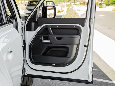 Used 2025 Land Rover Defender 110 X-Dynamic SE image 26