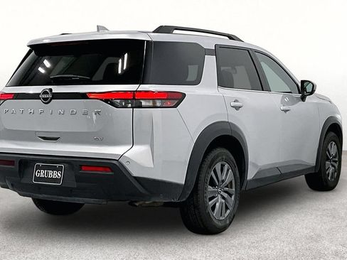 Used 2024 Nissan Pathfinder SV FWD image 2