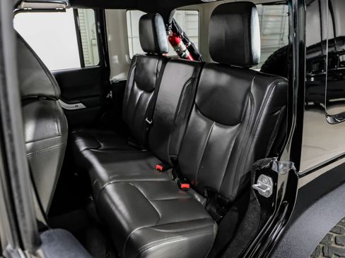 Used 2016 Jeep Wrangler Unlimited Sahara AWD/4WD image 15