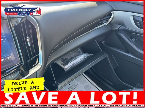 Used 2022 Chevrolet Traverse LT image 39