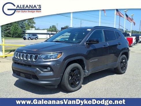 Used 2024 Jeep Compass Latitude AWD/4WD image 1