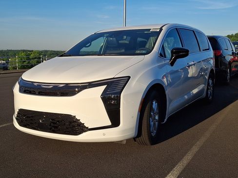 New 2027 Chrysler Pacifica Select FWD image 2