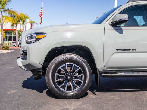 Certified 2022 Toyota Tacoma TRD Sport w/ Technology Package AWD/4WD image 5