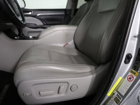 Used 2018 Toyota Highlander Limited image 12
