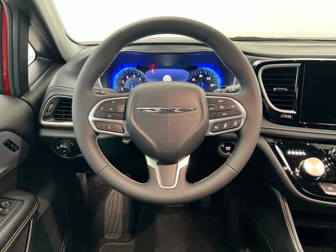 Used 2026 Chrysler Pacifica Limited image 12