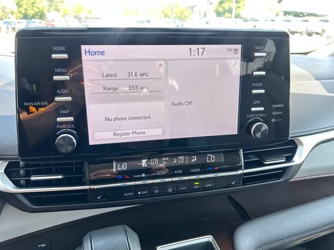 Used 2023 Toyota Sienna XLE FWD image 17