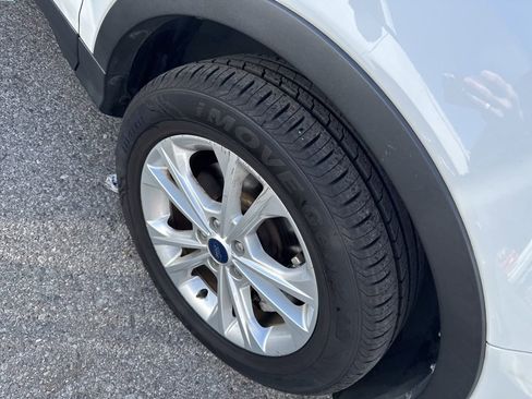 Used 2017 Ford Escape SE w/ Equipment Group 201A image 4