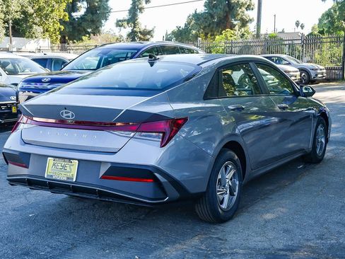 New 2026 Hyundai Elantra SE image 4