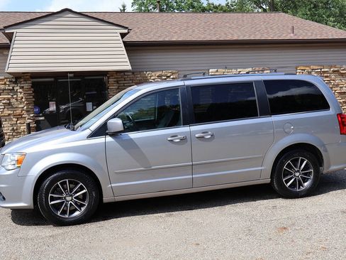 Used 2017 Dodge Grand Caravan SXT FWD image 6