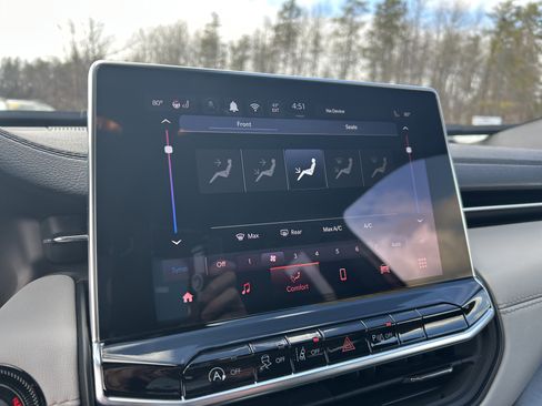 Used 2024 Jeep Compass Limited image 18