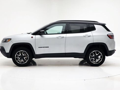 Used 2024 Jeep Compass Trailhawk image 5