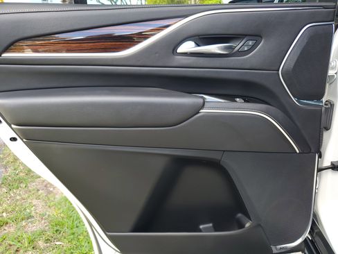 Used 2022 Cadillac Escalade Luxury image 5