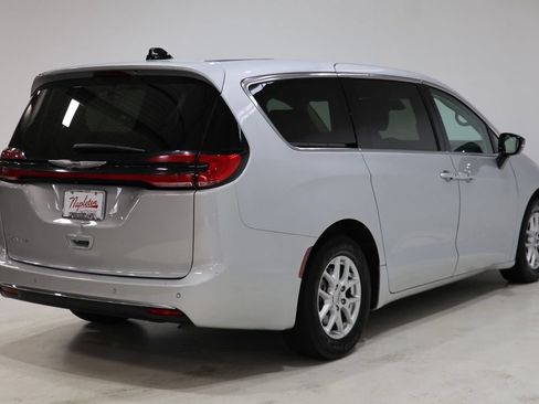 Used 2024 Chrysler Pacifica Touring-L FWD image 8