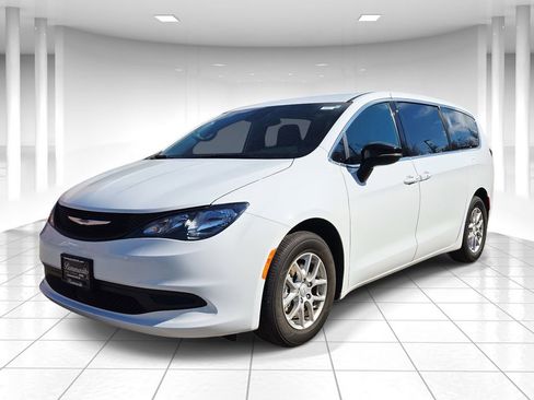 Used 2026 Chrysler Voyager LX image 7