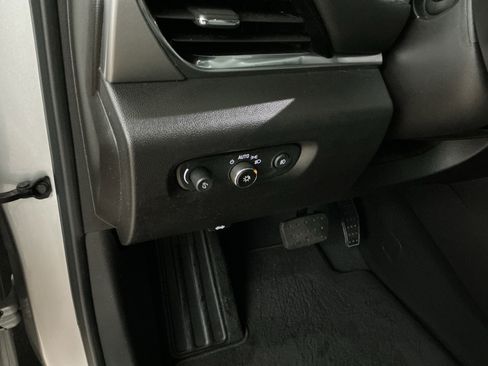 Used 2021 Chevrolet Traverse LT image 26