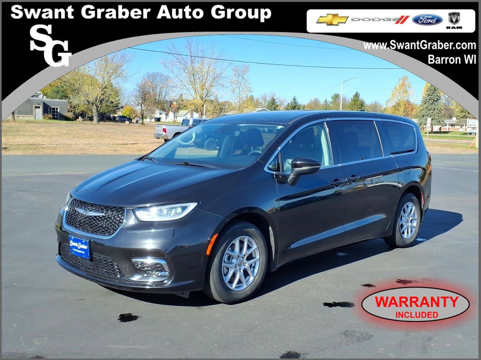 Used 2023 Chrysler Pacifica Touring-L FWD image 1