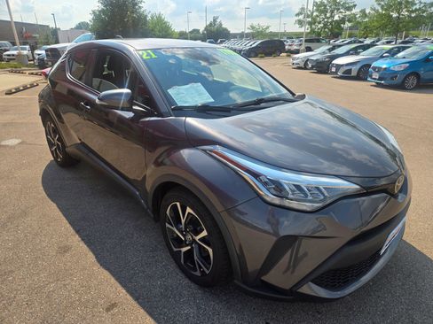 Used 2021 Toyota C-HR XLE FWD image 3