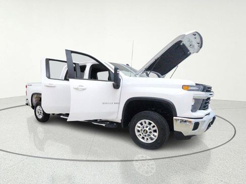 Used 2025 Chevrolet Silverado 2500 LT w/ Convenience Package image 11