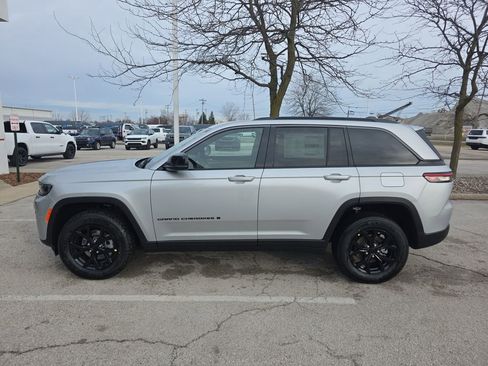 New 2026 Jeep Grand Cherokee Altitude AWD/4WD image 4