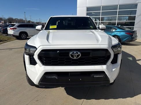 Used 2024 Toyota Tacoma TRD Off-Road image 2