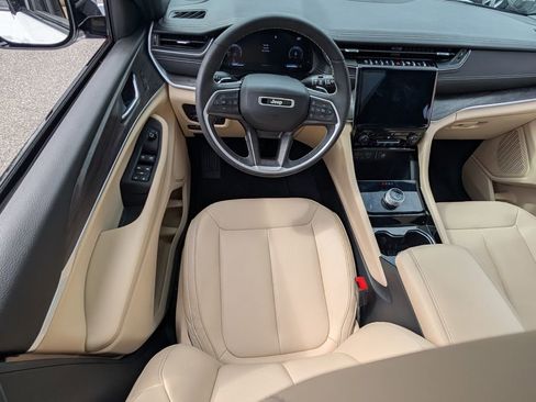 Certified 2023 Jeep Grand Cherokee Limited w/ Trailer Tow Prep Group (B) image 13