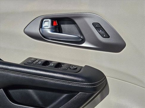 Used 2023 Chrysler Pacifica Touring-L FWD image 11