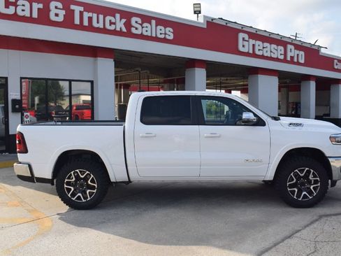 Used 2025 RAM 1500 Laramie AWD/4WD image 3