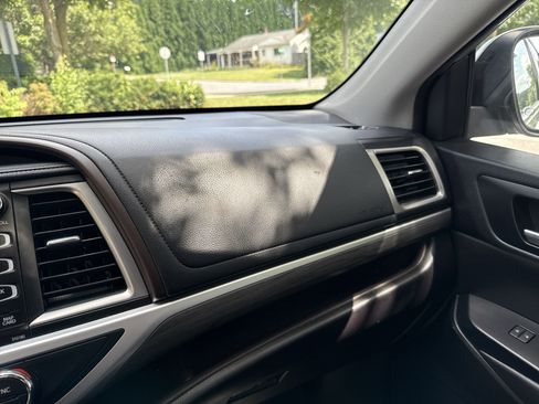 Used 2018 Toyota Highlander Limited Platinum image 19