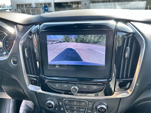 Used 2022 Chevrolet Traverse LT image 14