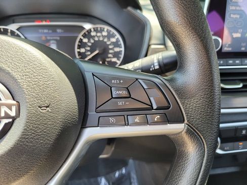 Used 2025 Nissan Altima 2.5 SV FWD image 25