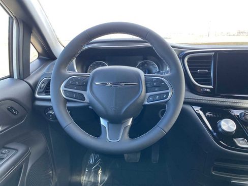 New 2026 Chrysler Pacifica Select FWD image 29
