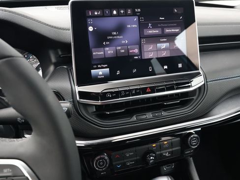 Used 2025 Jeep Compass Latitude w/ Altitude Special Edition image 19