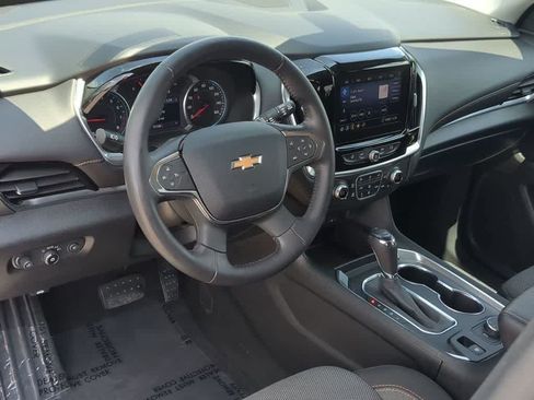 Used 2020 Chevrolet Traverse LT FWD image 2