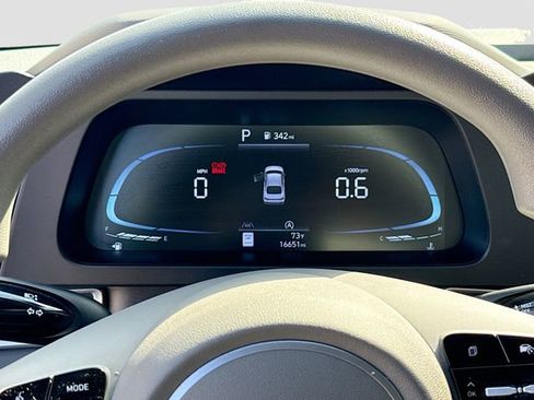 Certified 2024 Hyundai Elantra SE image 12