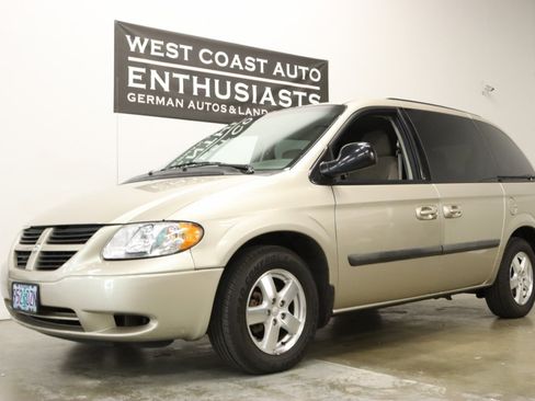 Used 2007 Dodge Caravan SXT w/ Popular Equipment Group I FWD image 1