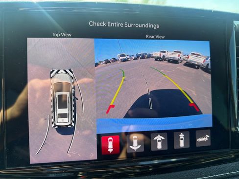 Used 2024 Chrysler Pacifica Touring-L FWD image 16