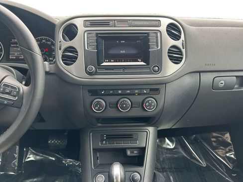Used 2016 Volkswagen Tiguan S image 12